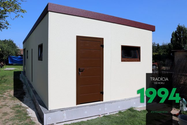 Atypická garáž s dverami a okienkom