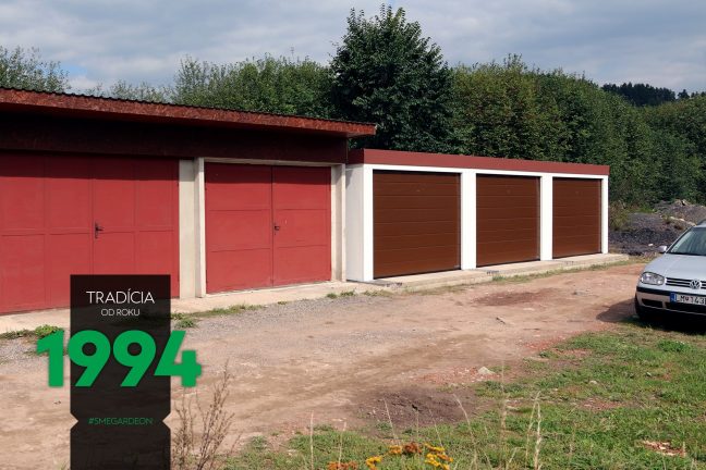 Radová trojgaráž bielej farby