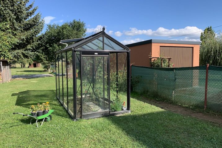 Zatvorený skleník na záhrade