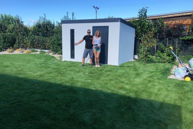 Zákazníčka s montérom pred záhradným domčekom