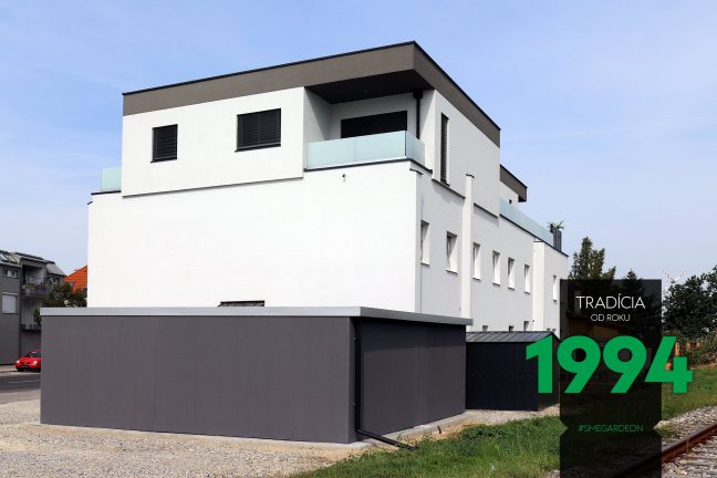 Tmavá dvojgaráž zo zadnej strany