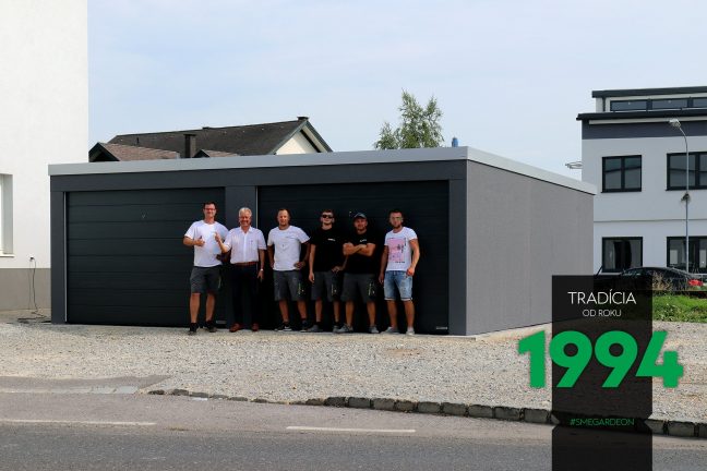 Bližší pohľad na tmavú dvojgaráž s montážnikmi