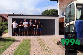 Montážný tím pred garážou pre dve autá