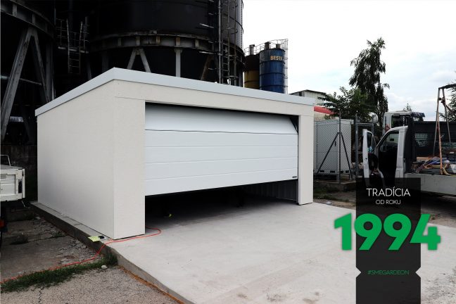 Svetlá garáž pre dve autá s pootvorenými dverami