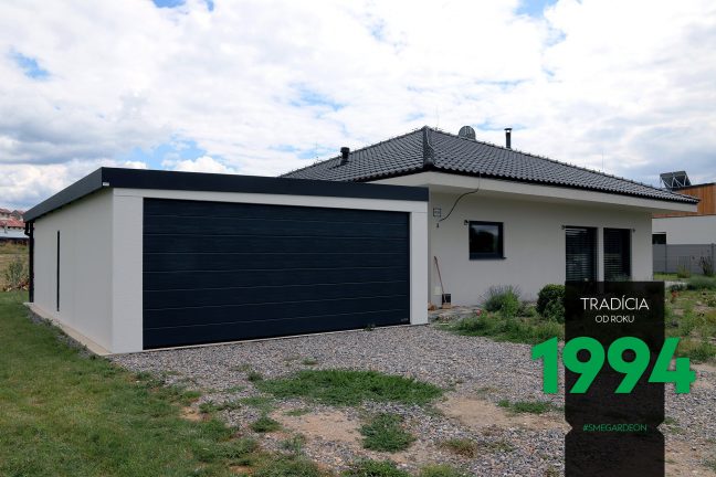 Biela garáž pre dve autá pri dome