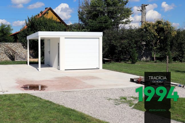 Garáž pre jedno auto bielej farby s prestrešením
