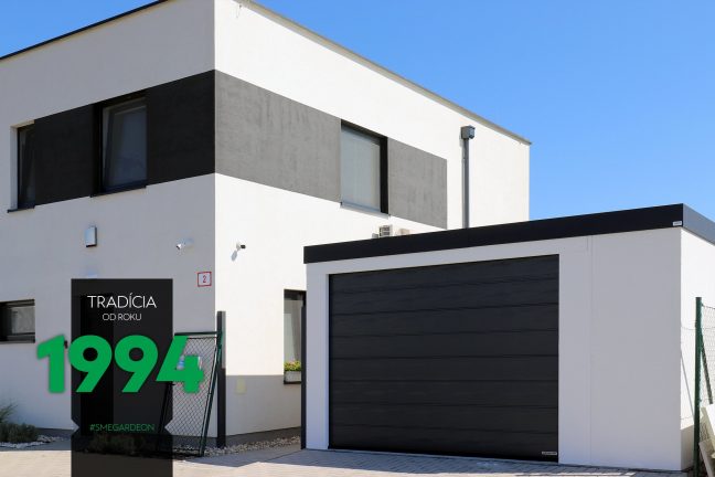 Biele garáž pre jedno auto s tmavými dverami