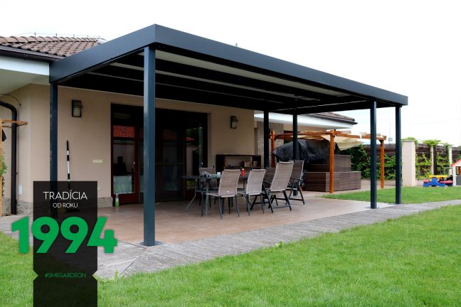 Tmavá pergola pri dome s posedením z ľavej strany