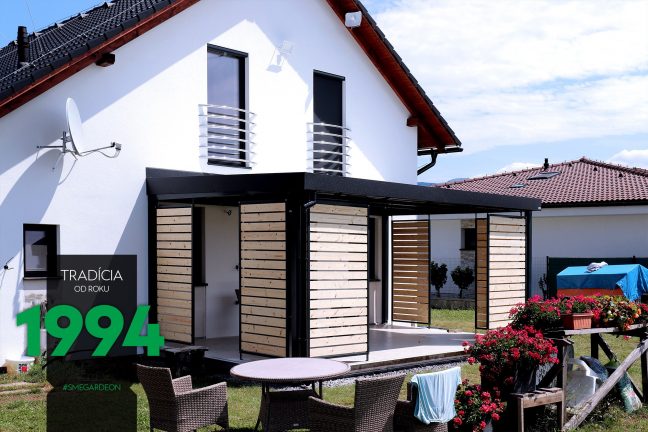 Tmavá pergola bieleho domu z ľavej strany