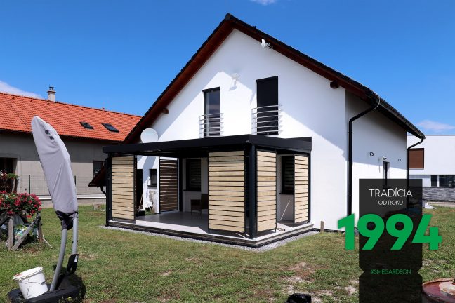 Tmavá pergola bieleho domu z pravej strany