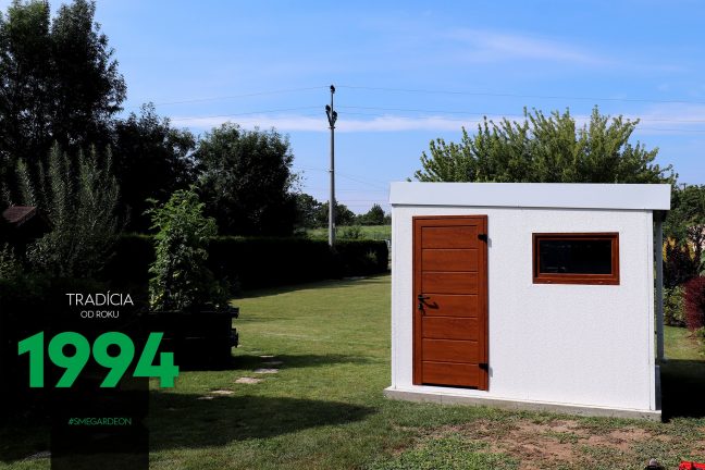 Malý biely záhradný domček