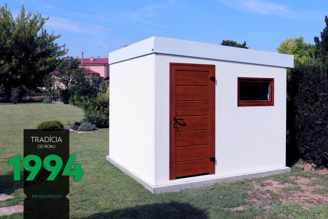Malý biely záhradný domček z ľavej strany