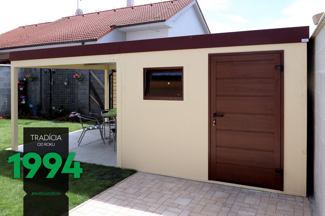 Žltý záhradný domček s pergolou