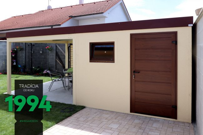 Žltý záhradný domček s bočným prestrešením