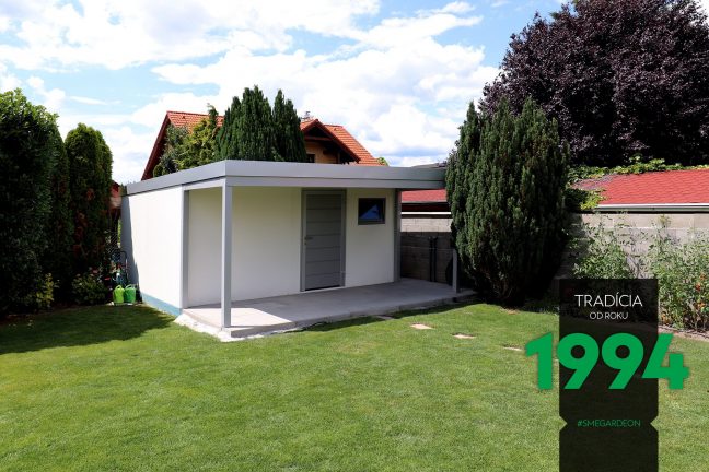 BIely záhradný domček na záhrade s prestrešením