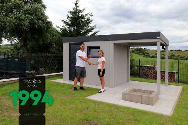 Záhradný domček so spokojnou zákazníčkou