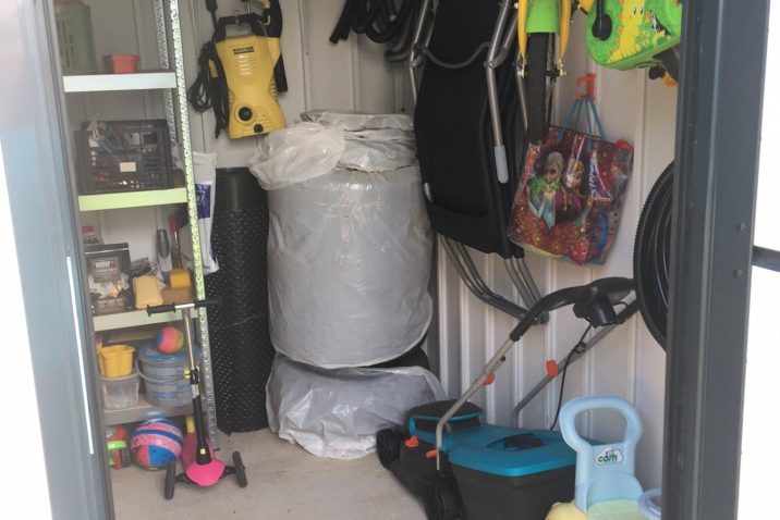 Rôzne náčinie vo vnútri záhradného domčeka