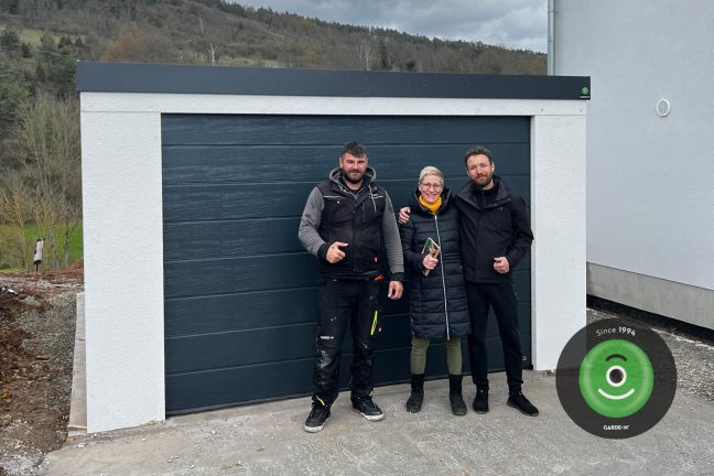 Spokojený zákazník s montážníkem před novou garáží GARDEON