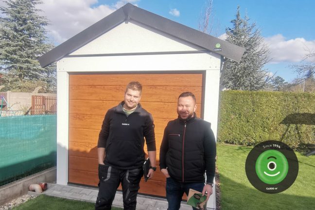 Spokojený zákazník s montážníkem před novou garáží GARDEON
