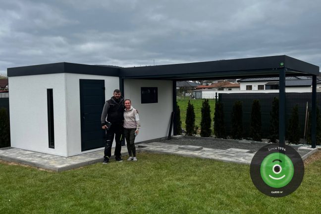 Spokojený zákazník s montážníkem před novou garáží GARDEON