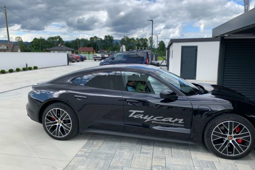 Čierne Porsche Taycan