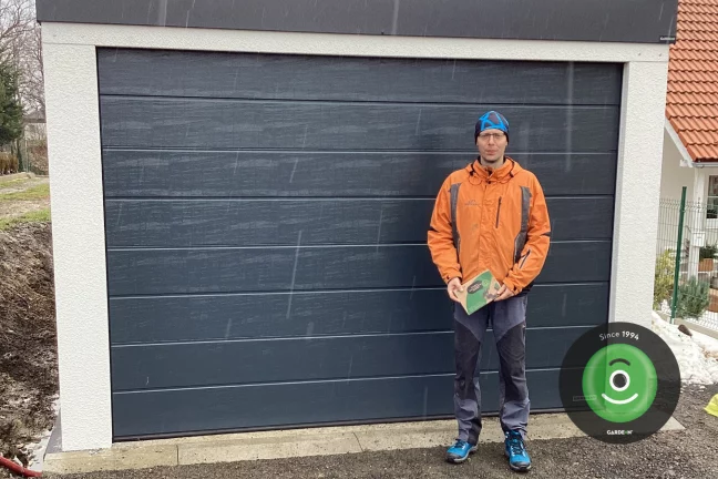 Spokojený zákazník před novou garáží