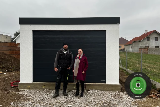 Spokojený zákazník před novou garáží