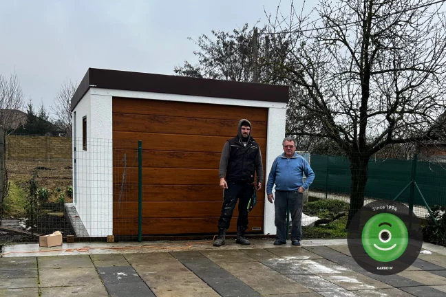 Spokojený zákazník před novou garáží