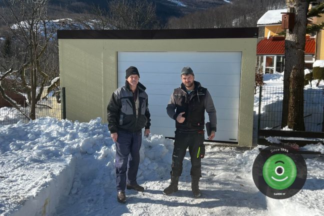 Spokojený zákazník s montážníkem