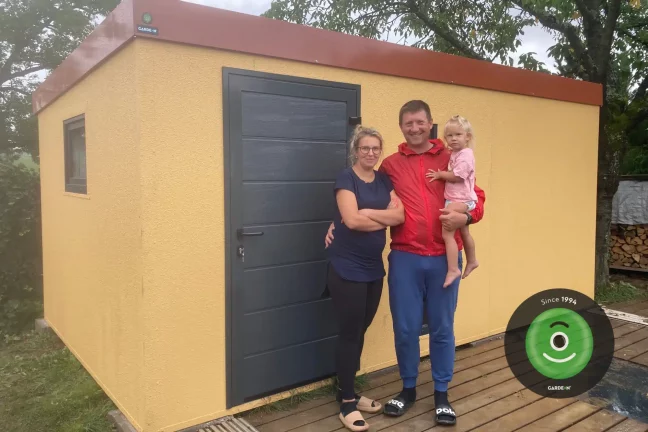 GARDEON Spokojení zákazníci u žlutého zahradního domku