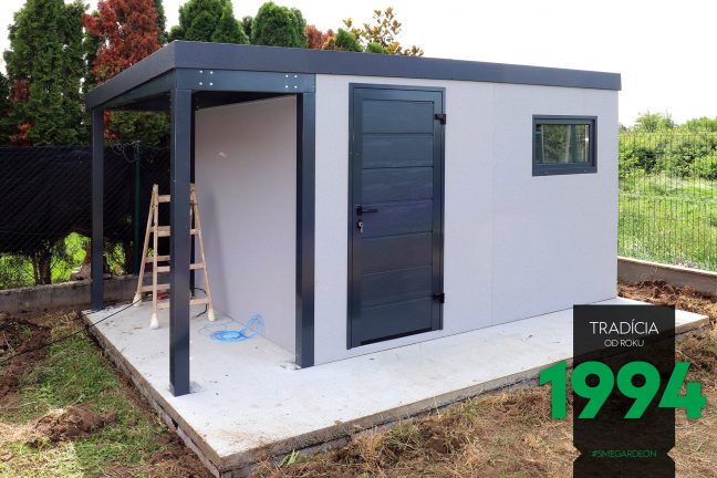 Záhradný domček s prístreškom z pravej srany