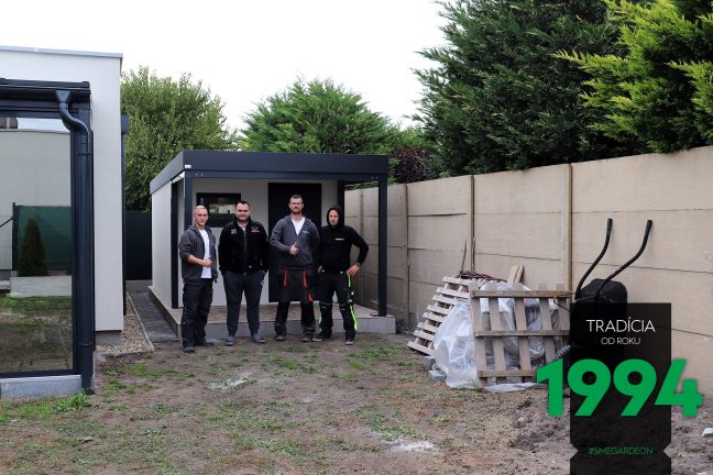 Montážnici pred záhradným domčekom