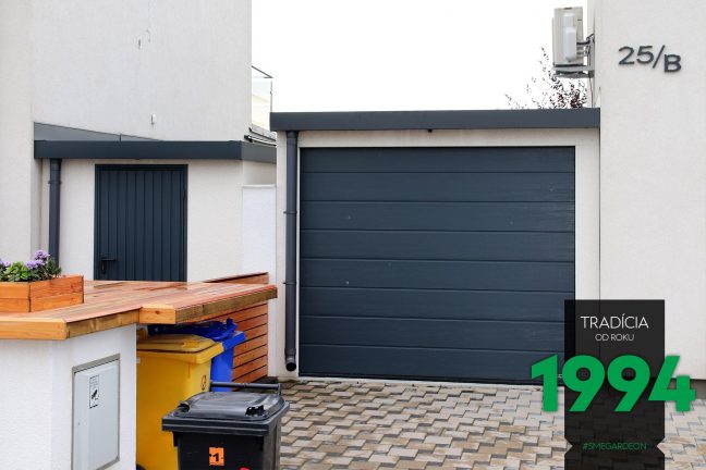 Separovaný odpad pred garážou pre jedno auto