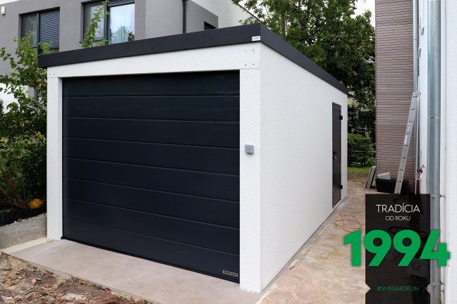 Garáž pre jedno auto bielej farby s tmavou atikou