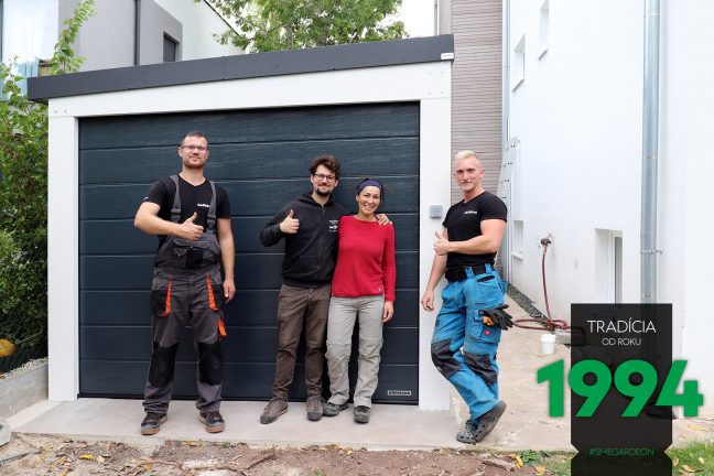 Spokojní zákazníci pred bielu garážou pre jedno auto