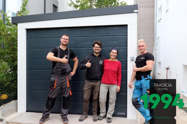 Spokojní zákzaníci pred bielou garážou pre jedno auto