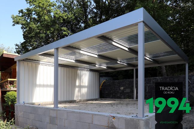 Prístršok pre dve autá bielej farby