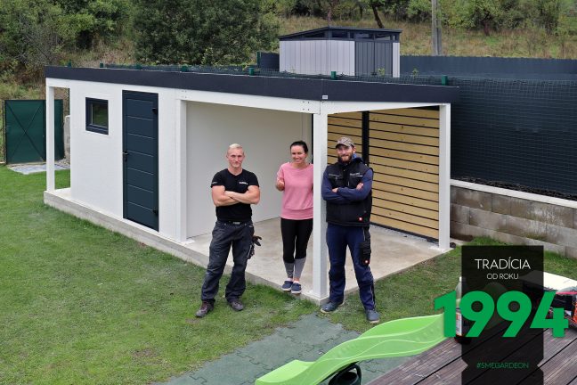 Spokojná zákaznička s montážnikmi pri záhradnom domčeku