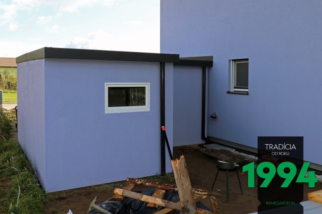 Záhradný domček pri dome