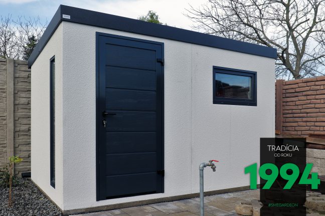 Záhradný domček v bielej omietke