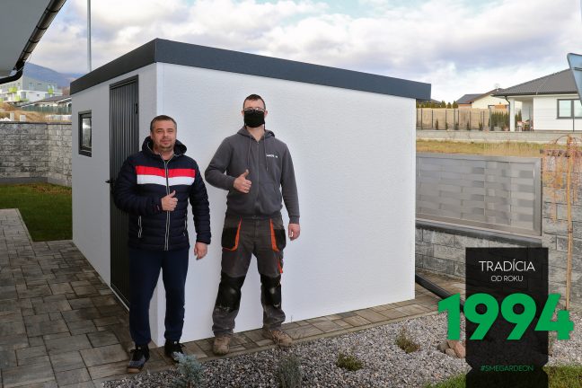 Spokojný zákazník s montážnikom pri záhradnom domčeku