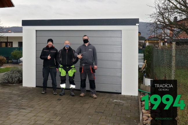 Montážnici pred garážovou bránou