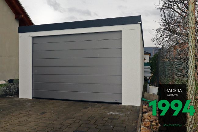 Atypická garáž s tmavou atikou