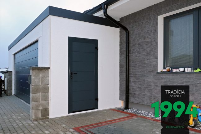 Garáž pre dve autá v bielej omietke