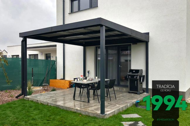 Pergola s posedením a grilom