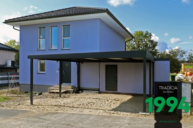 Prístrešok pre dve autá pred modrým domom