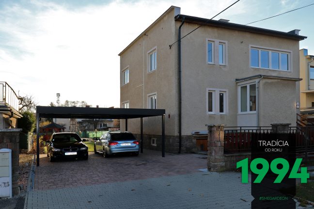 Autá zaparkované pod prístreškom pri dome