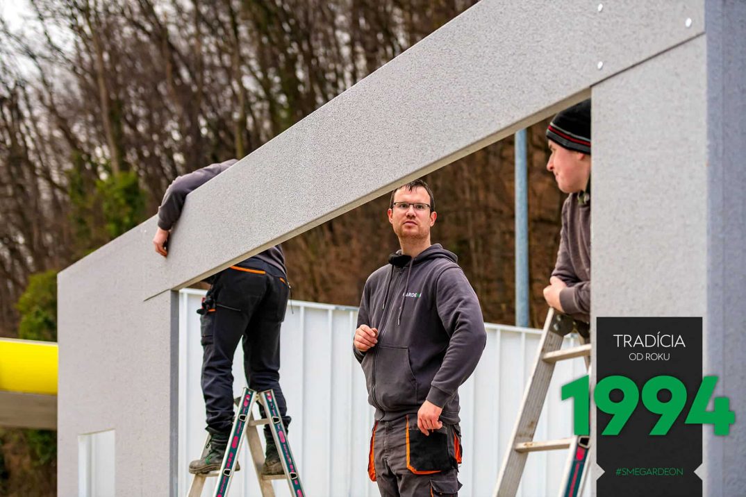 Montážnici na rebríkoch