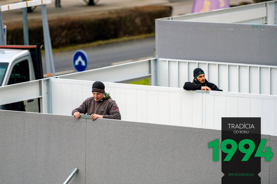 Montážnici montujú steny radovej garáže