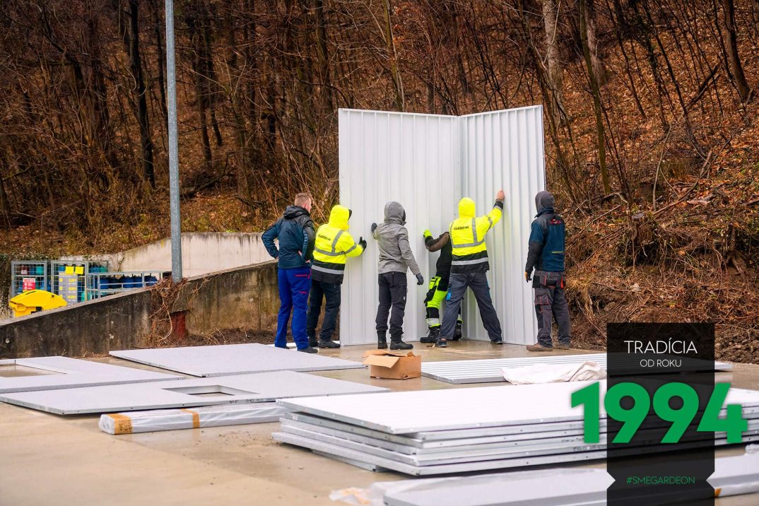 Montážnici montujú steny garáže